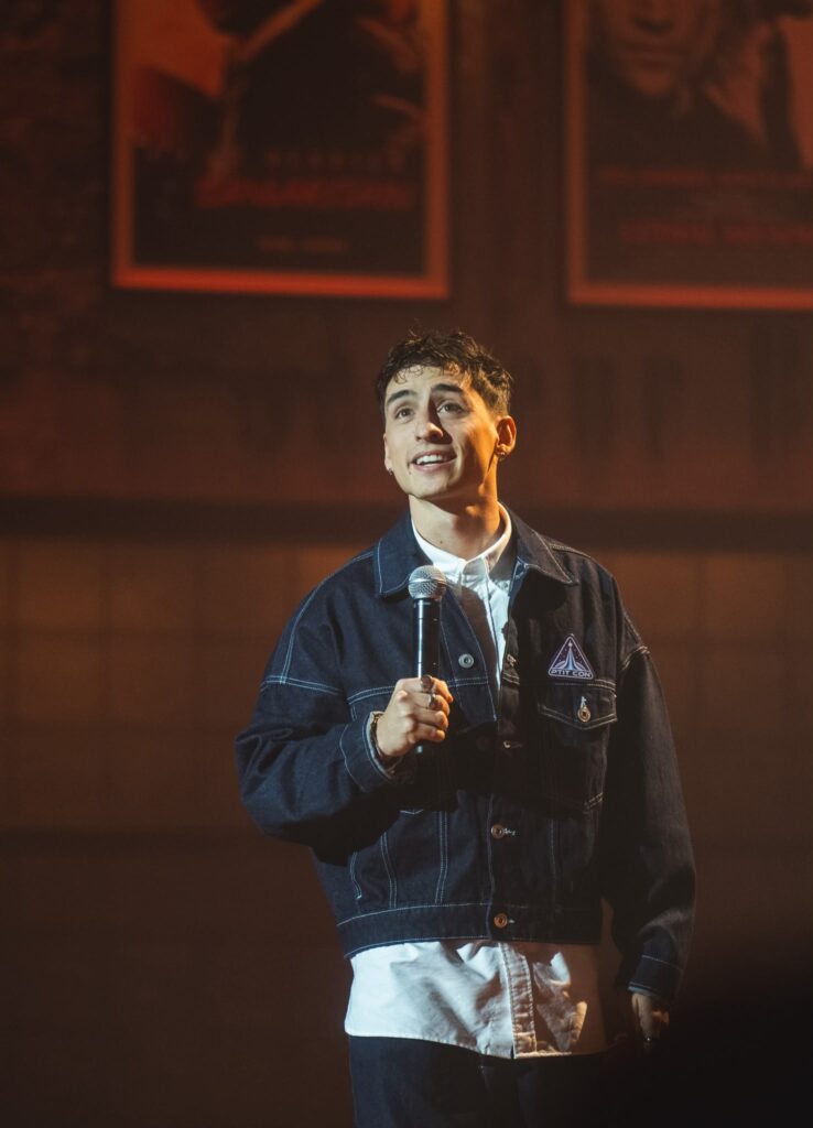 Affiche du spectacle Ayrton Gomes : « P’TIT CON » à la Comédie de Metz