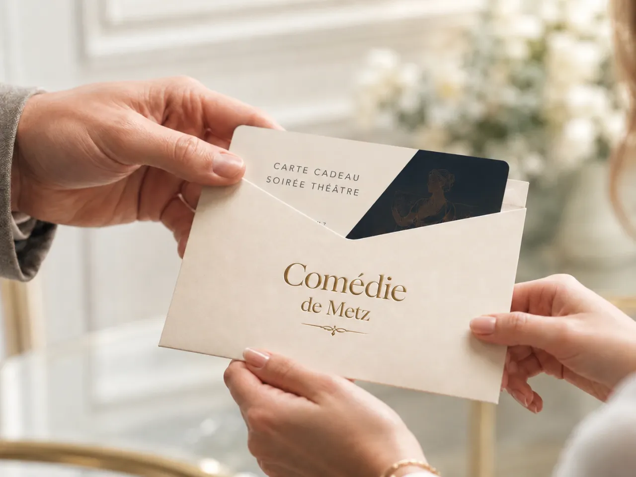 Carte cadeau « Soirée Théâtre » de la Comédie de Metz dans son enveloppe crème